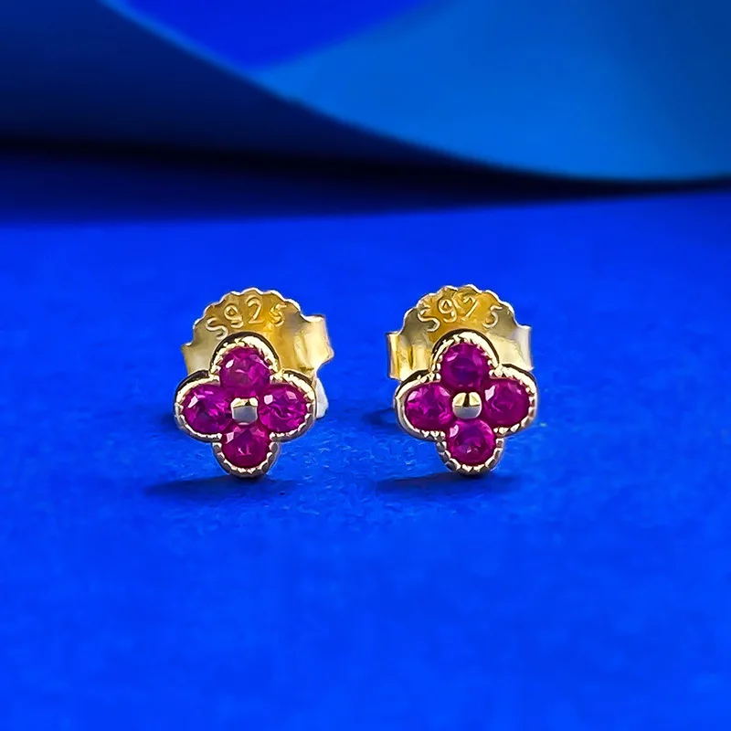 

Новые серьги s925 с серебряными красными бриллиантами и четырьмя листьями клевера для женщин, хит продаж в Европе и Америке, свадебные украшения Xiaohongshu