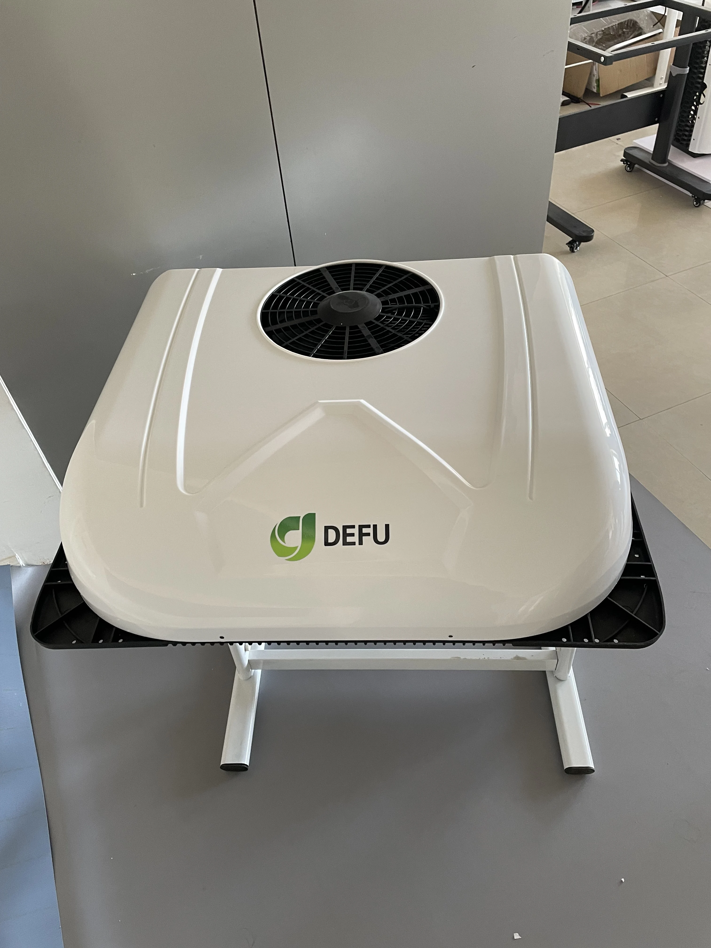 جرار فان سقف علوي 12 فولت كهربائي تيار مستمر قوة تكييف الهواء على السطح شاحنة 12 فولت 24 فولت مكيف الهواء