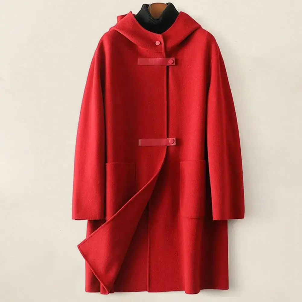 

Features: The mid-length jacket adopts button placket, large pocket design, mid-length, hooded, and has a ladylike style.