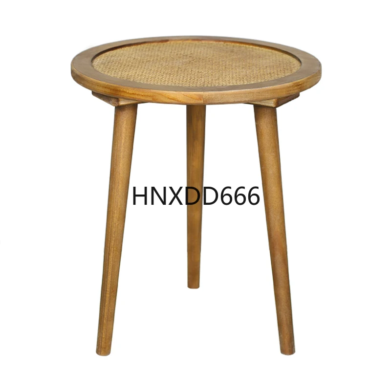 

Журнальный столик из цельного дерева в американском стиле ретро, диван с поверхностью из ротанга, край столика