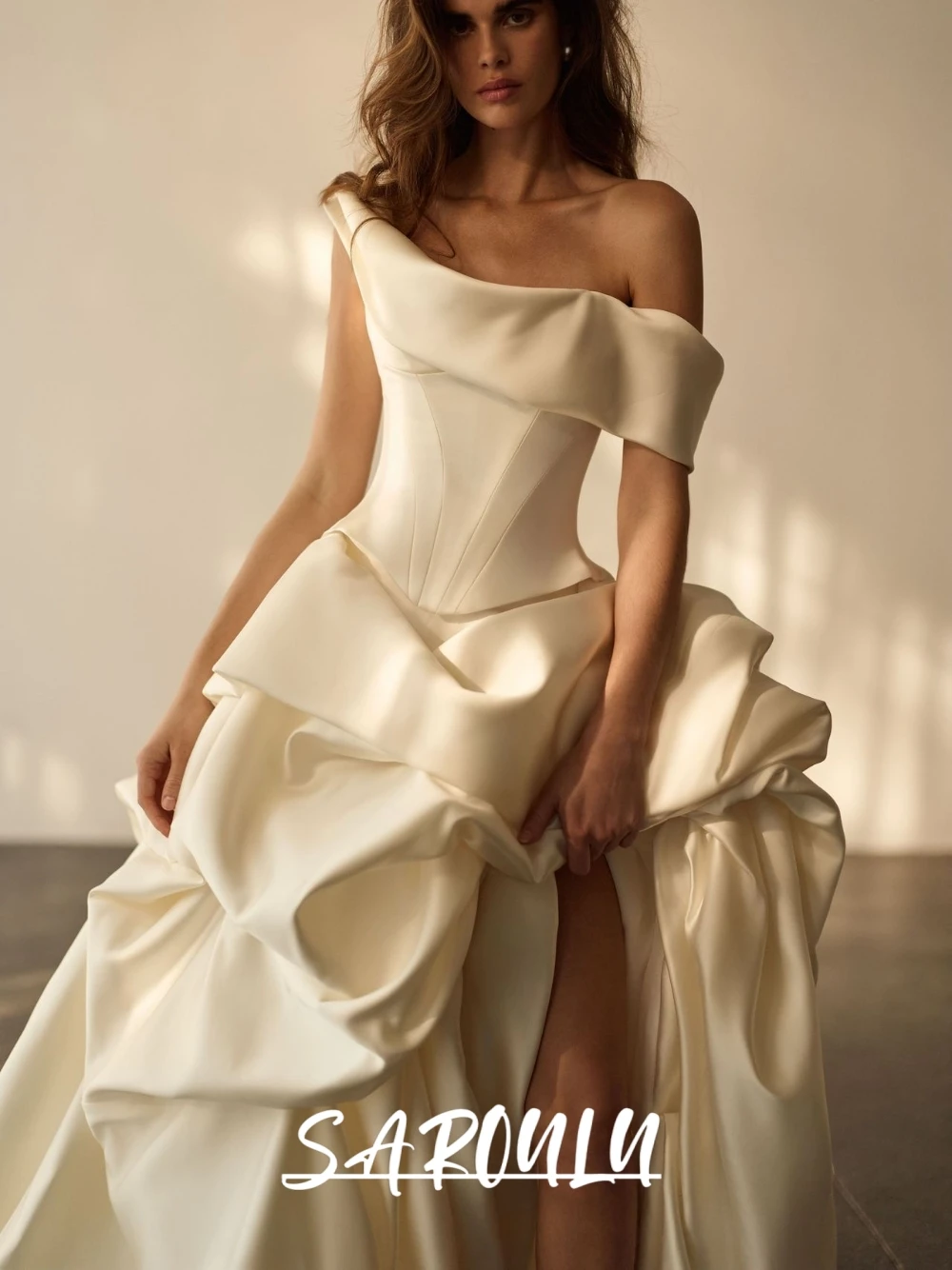 

Свадебное платье SAROULU с атласным корсетом, пышной драпированной юбкой и высоким разрезом, шикарное романтическое бальное платье, индивидуальный пошив для невест