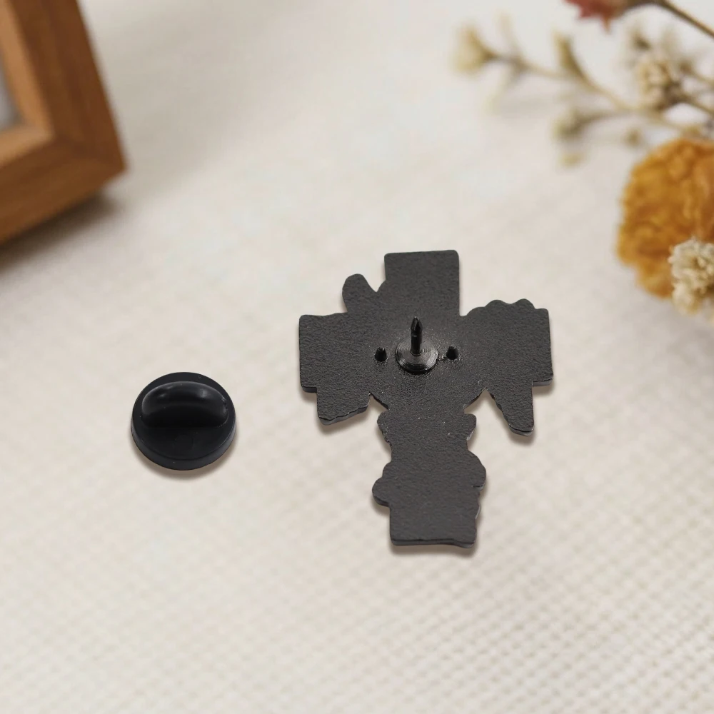 Er ist auferstanden – Brosche, christliches Ostern-Kreuz-Abzeichen, lila Stofflilie, weiße Taube, Emaille-Anstecknadel, religiöse Motive, Glaubenssymbol, Taschendekoration. – Detail 3