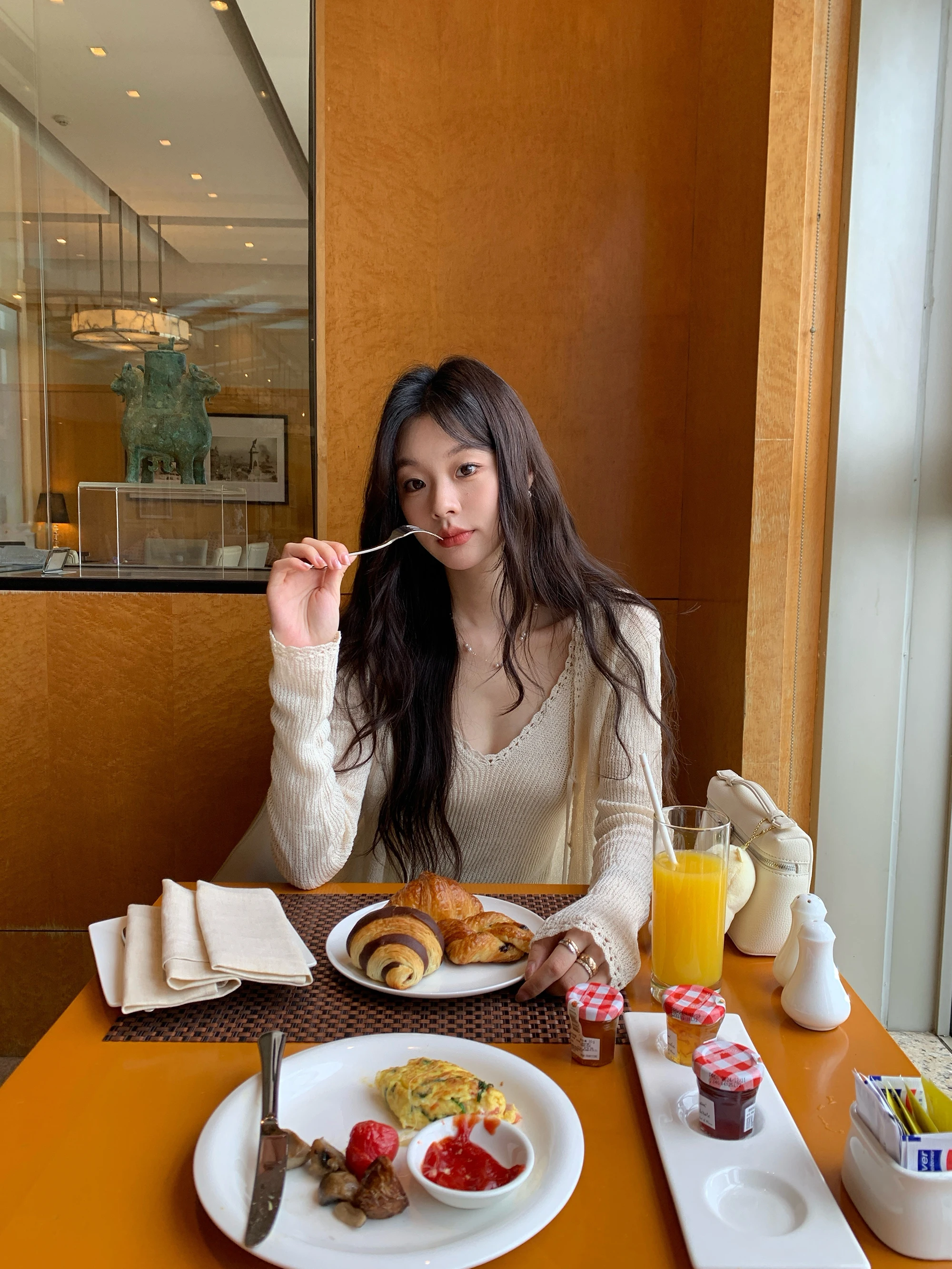 

Комплект из двух предметов: кардиган ручной работы из шелковой смеси с абрикосовым оттенком и топ на бретельках. Женский повседневный комплект свободного кроя с длинными рукавами и V-образным вырезом для ранней осени.