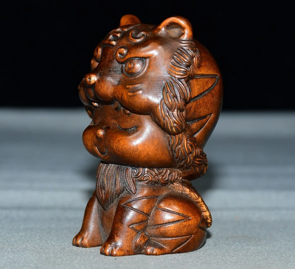 Exquisite small leaf boxwood handle ;