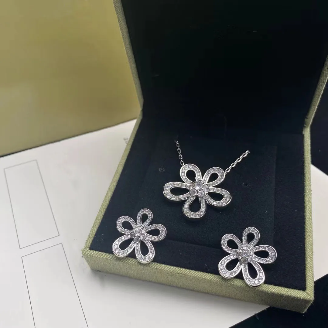 

Комплект из колье и серёг, из серебра пробы