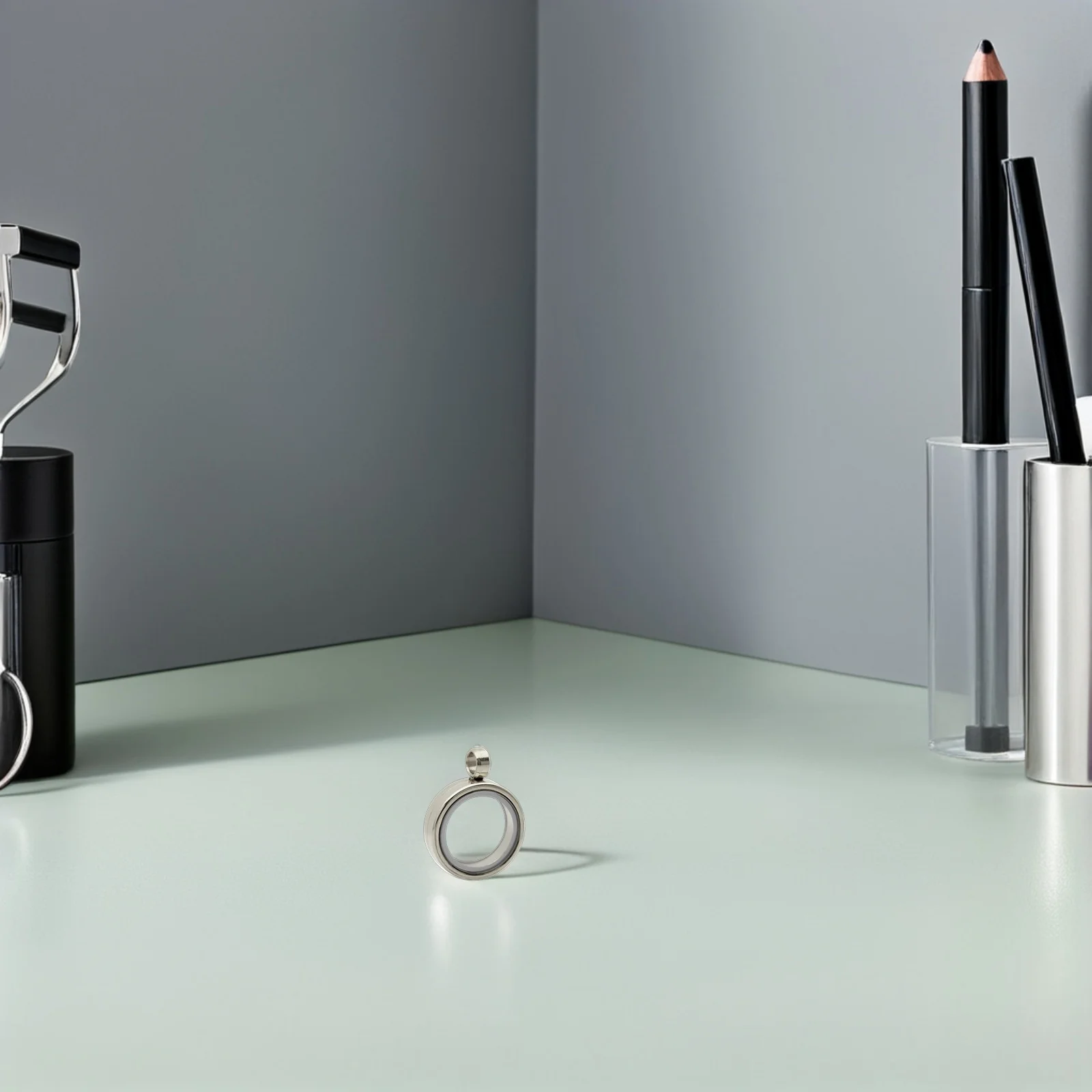 

Round Photo Frame Floating Locket Pendant Clear Stainless Steel Necklace Openable Floating Pendant Necklace Photo Frame Locket