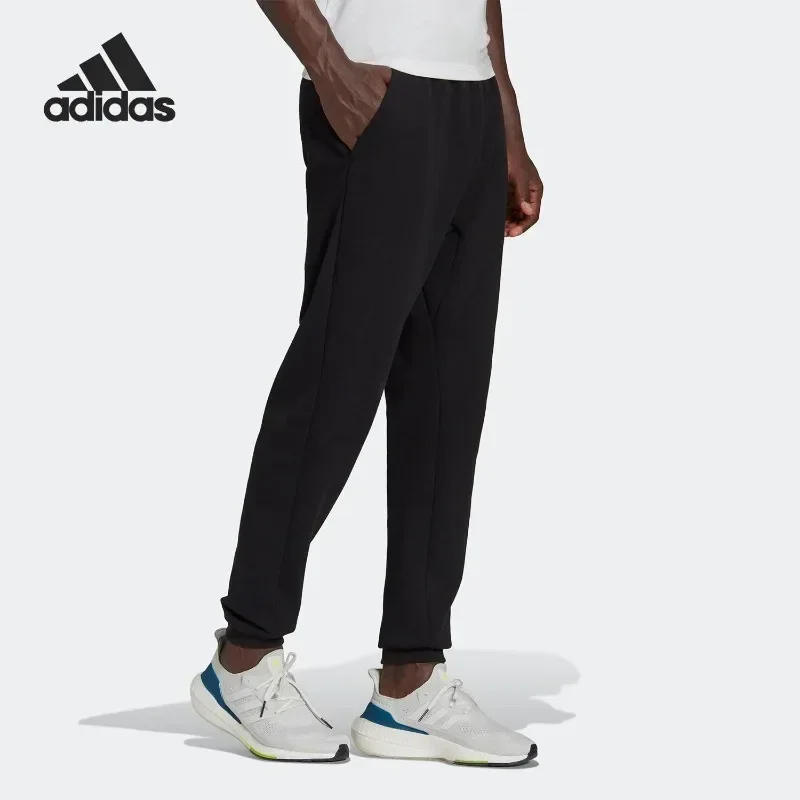 pantalones-largos-deportivos-de-cintura-ajustable-confeccionados-con-tejido-elastico-de-spandex-con-corte-tipo-cargo-bolsillos-con-cremallera-y-diseno-de-adidas-modelo-he2225