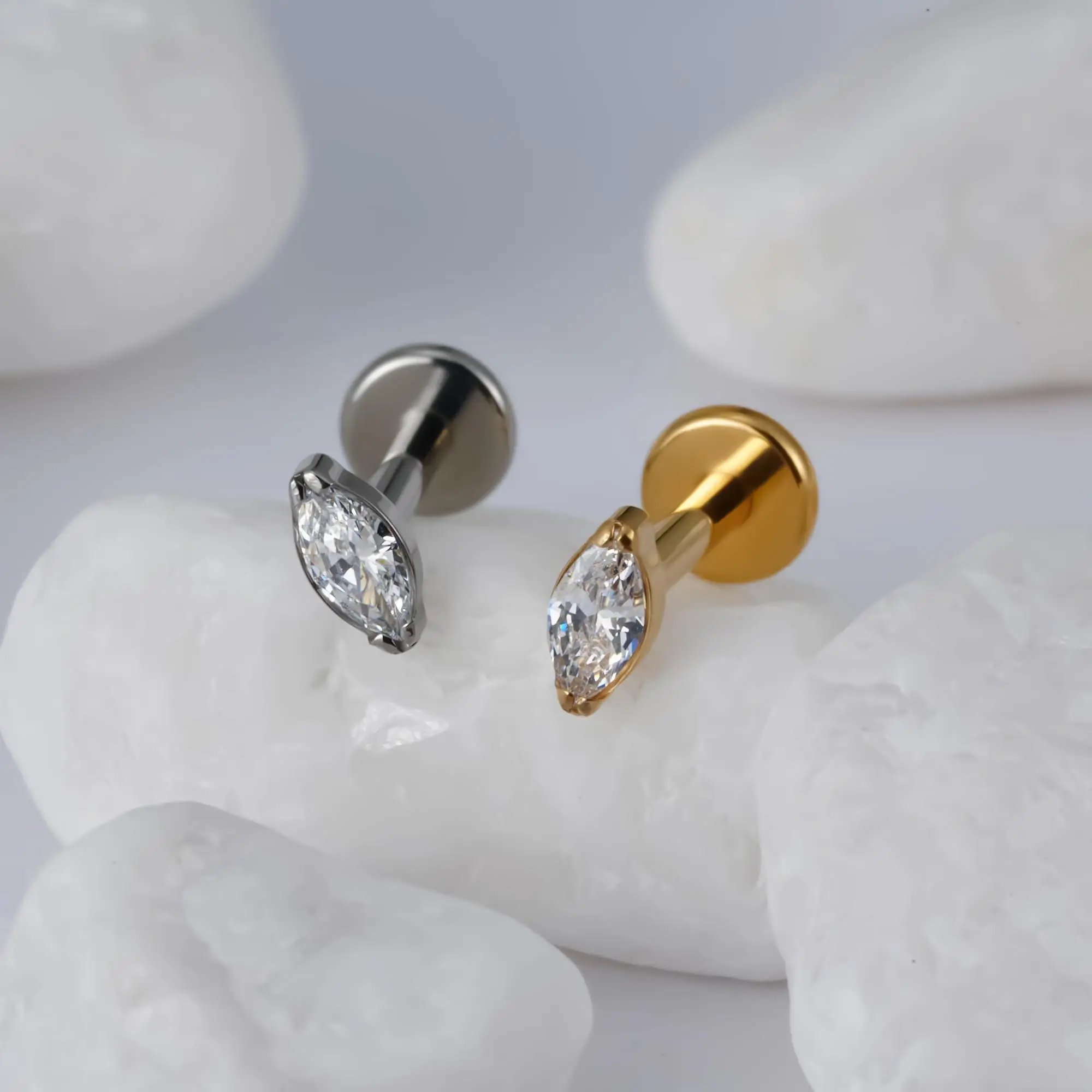 الزنمة محارة اللولب شقة Labret ثقب المجوهرات 16 جرام 6 مللي متر 8 مللي متر ASTM F136 التيتانيوم الغضروف القرط فلاتباك مسمار زرع