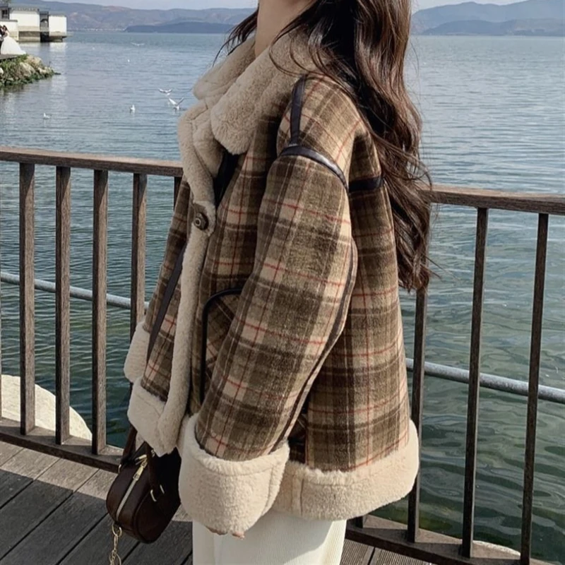 

2025 Winter New Plaid Lamb Wool Coat Women's Wool Thickened Woolen Top