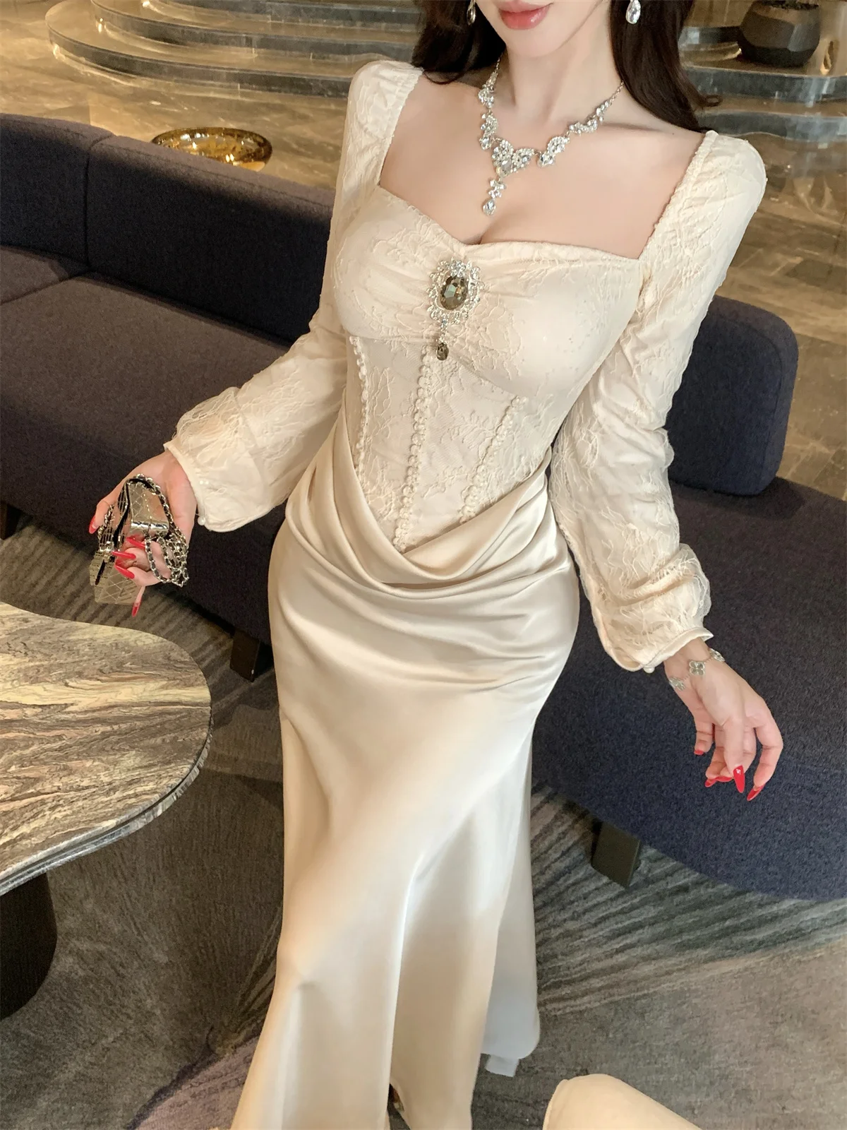 

Вечернее платье с кружевными вставками и рукавами-фонариками, приталенное, с длинной юбкой, во французском стиле, для осенне-зимнего сезон, для подиума