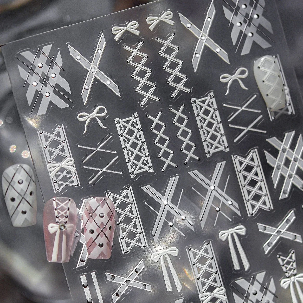 純白のストラップ、蝶結びリボン、レオパード柄の蝶ネクタイ、チェリー、水玉模様、ハート、星、ラインストーン、パール、シックなネイルアートステッカー、デカール