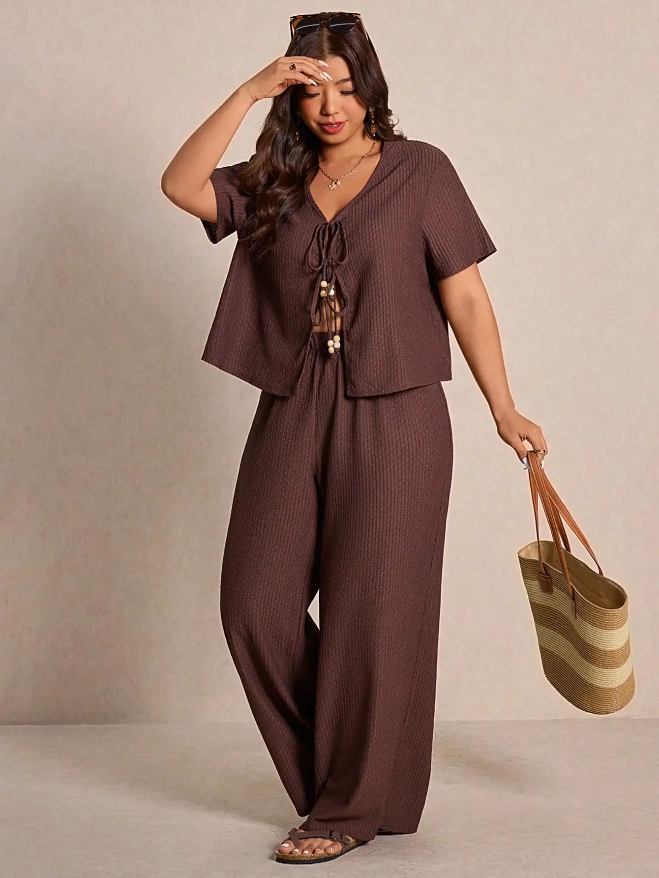 

Летний комплект из двух предметов: топ с V-образным вырезом и короткими рукавами, с эффектом скрещивания спереди, и широкие брюки, для полных женщин.