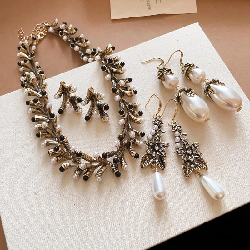 Vintage Irregular Geometric Pearl Necklace Earrings Set Black White Leaf Choker For Woman Daily Wearing Jewelry Gift