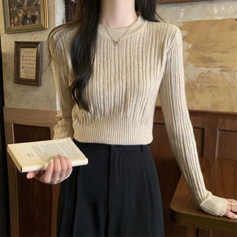 2025 Autunno e inverno Nuovo maglione base interno a maniche lunghe lavorato a maglia dal design unico con girocollo sottile