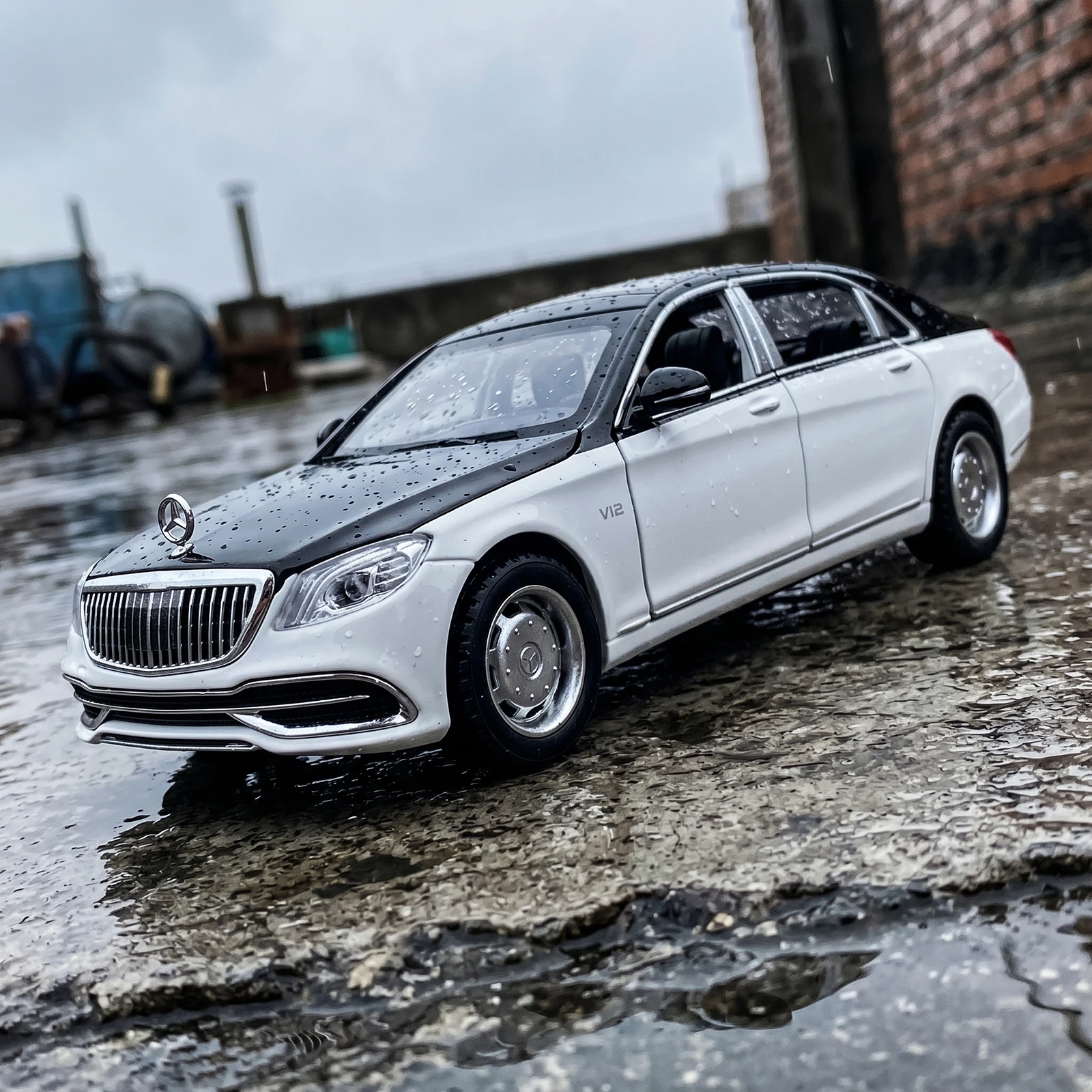 1:32 Maybach S650 Two Tone Edition Alloy Diecast Model Car Trendy Ornaments Collectibles Ornament Hobby Gift For Friend