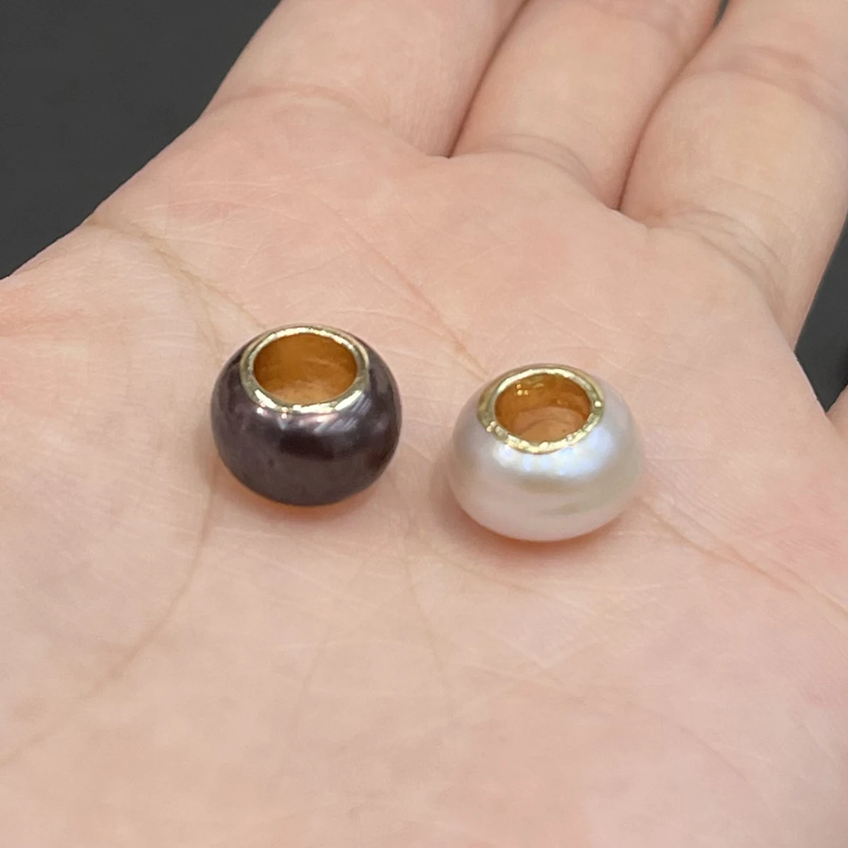 2 Stück natürliche Süßwasserperlen mit großem Loch, 12 x 13 mm, zum Basteln von Schmuck, für DIY-Halsketten, Armbänder, Ketten und Ohrringe. – Detail 2