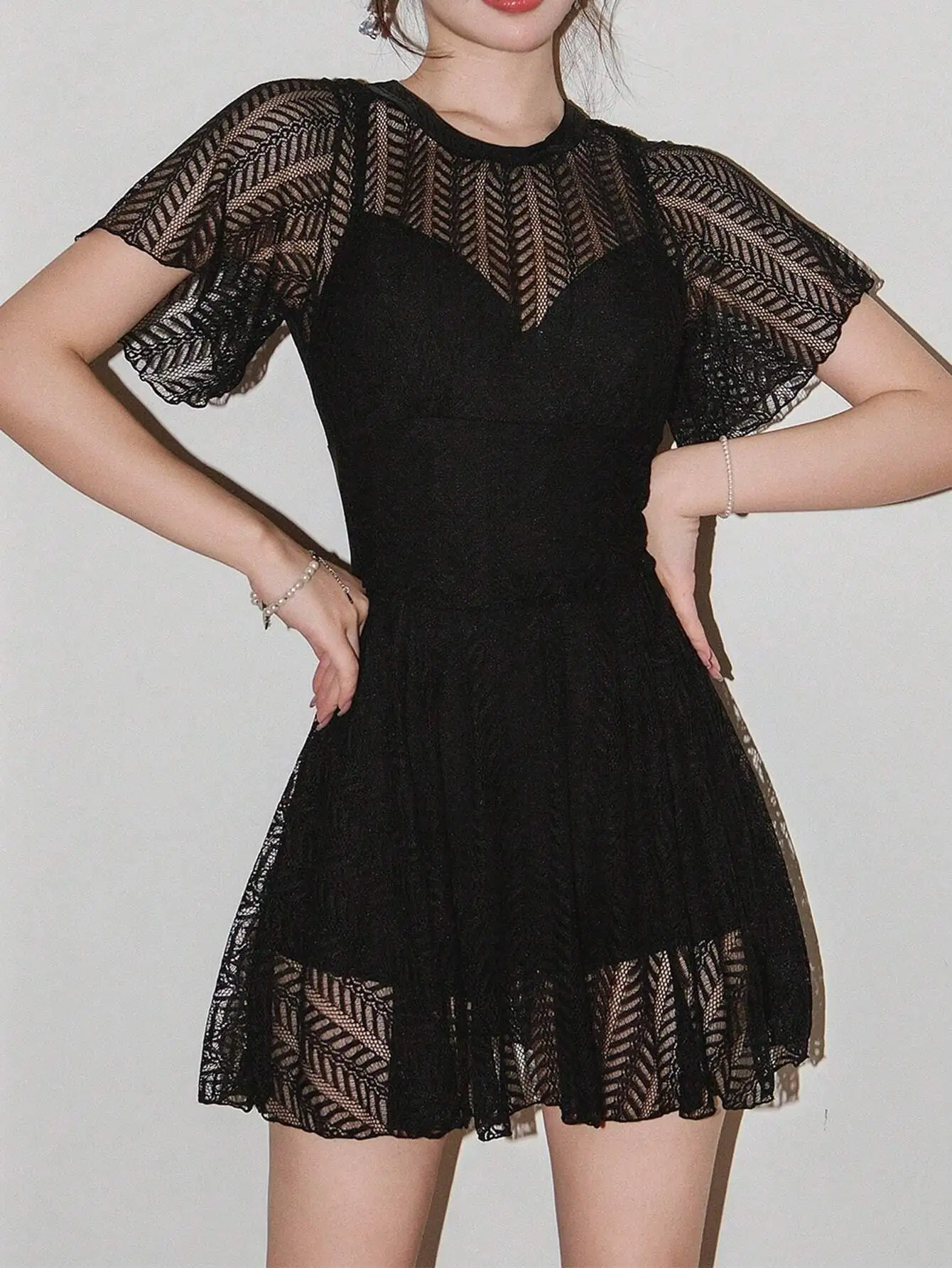

Черное кружевное пляжное платье-накидка с рюшами по низу и короткими рукавами