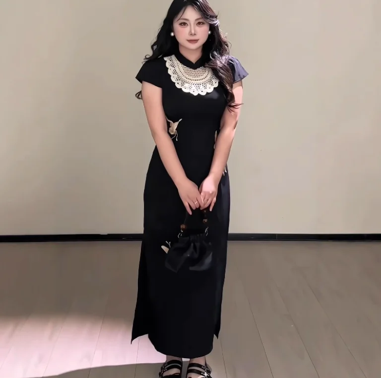 فستان شيونغسام نسائي صيني جديد مقاس كبير بياقة واقفة ومطرز موضة الصيف بخصر عالٍ فساتين أنيقة ضيقة للولائم