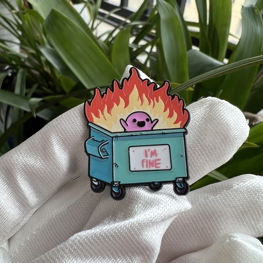 �I'm Fine“ Burning Mülleimer Halloween Emaille Pin – Süßes Teufelsabzeichen – Gruselige Humor-Brosche für Kleidungsgeschenke – Detail 5