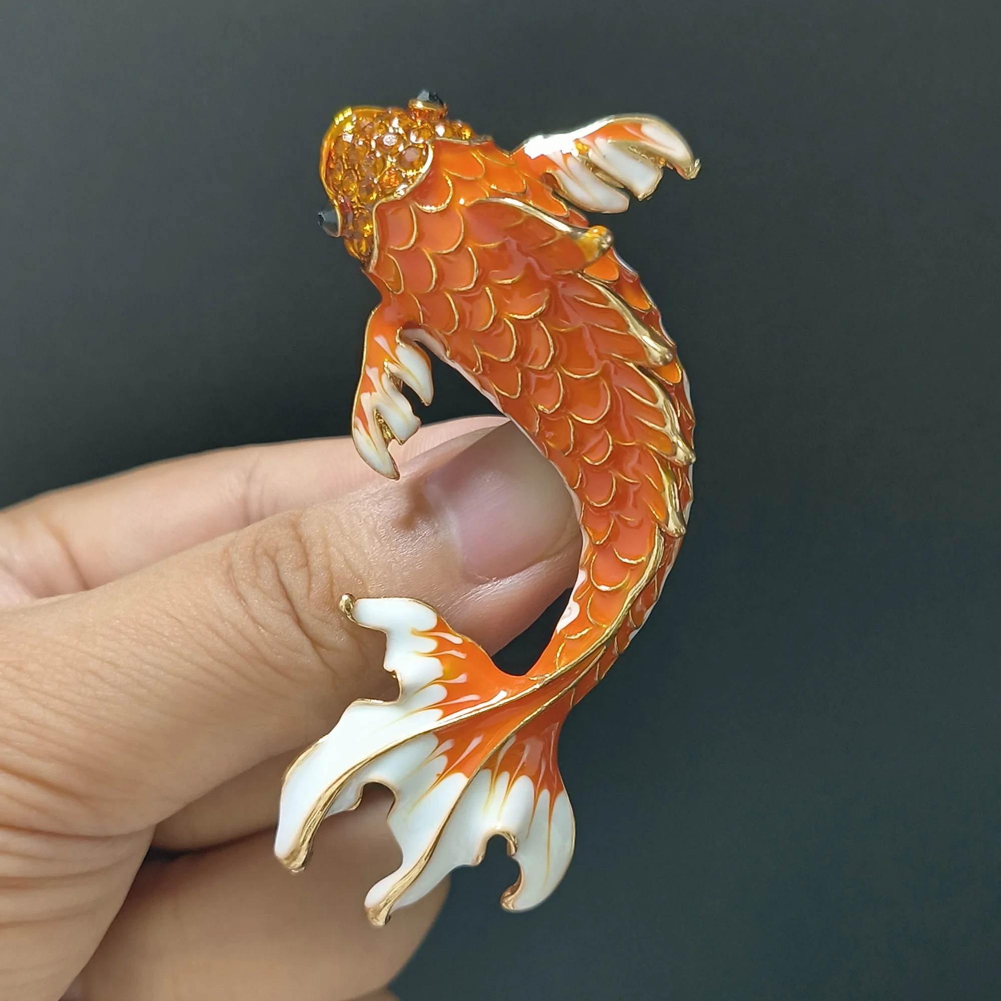 Classic Enamel Carp Brooch for Women Rhinestone Marine Life Fish Pin Friend Event Party New Gifts Jewelry Decoration Accessories