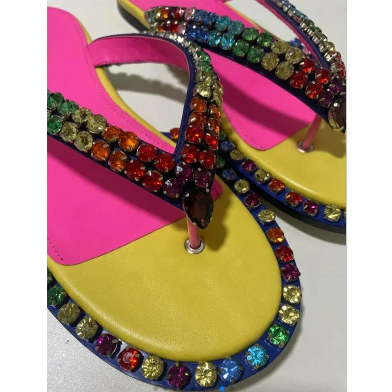 الملونة حجر الراين جولة تو شقة النعال امرأة الصيف 2026 الوجه يتخبط الماس صندل بتصميم روماني موضة أحذية نسائية فاخرة