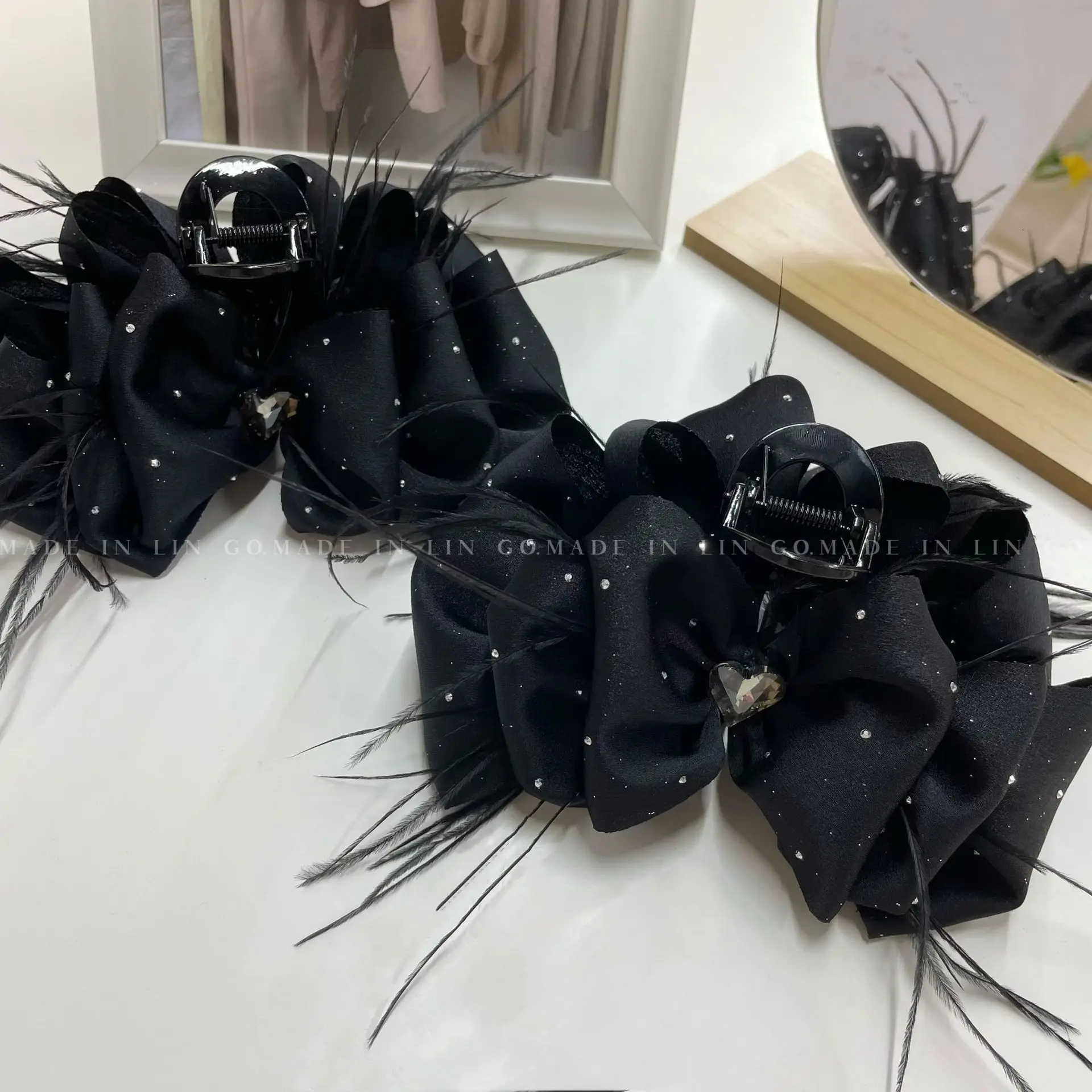 

1pc Minimalist Starry Satin Feather Hair Claw Versatile Volumizing Heart Rhinestone Shark Clip for Women Back of Head