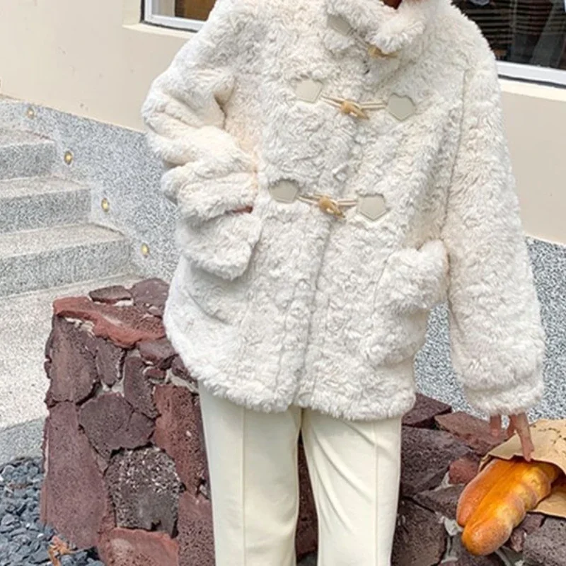 Damski płaszcz z imitacji futra królika na zimę 2025, luźny, z klamrą w kształcie rogu, z wełny jagnięcej, imitacja futra.