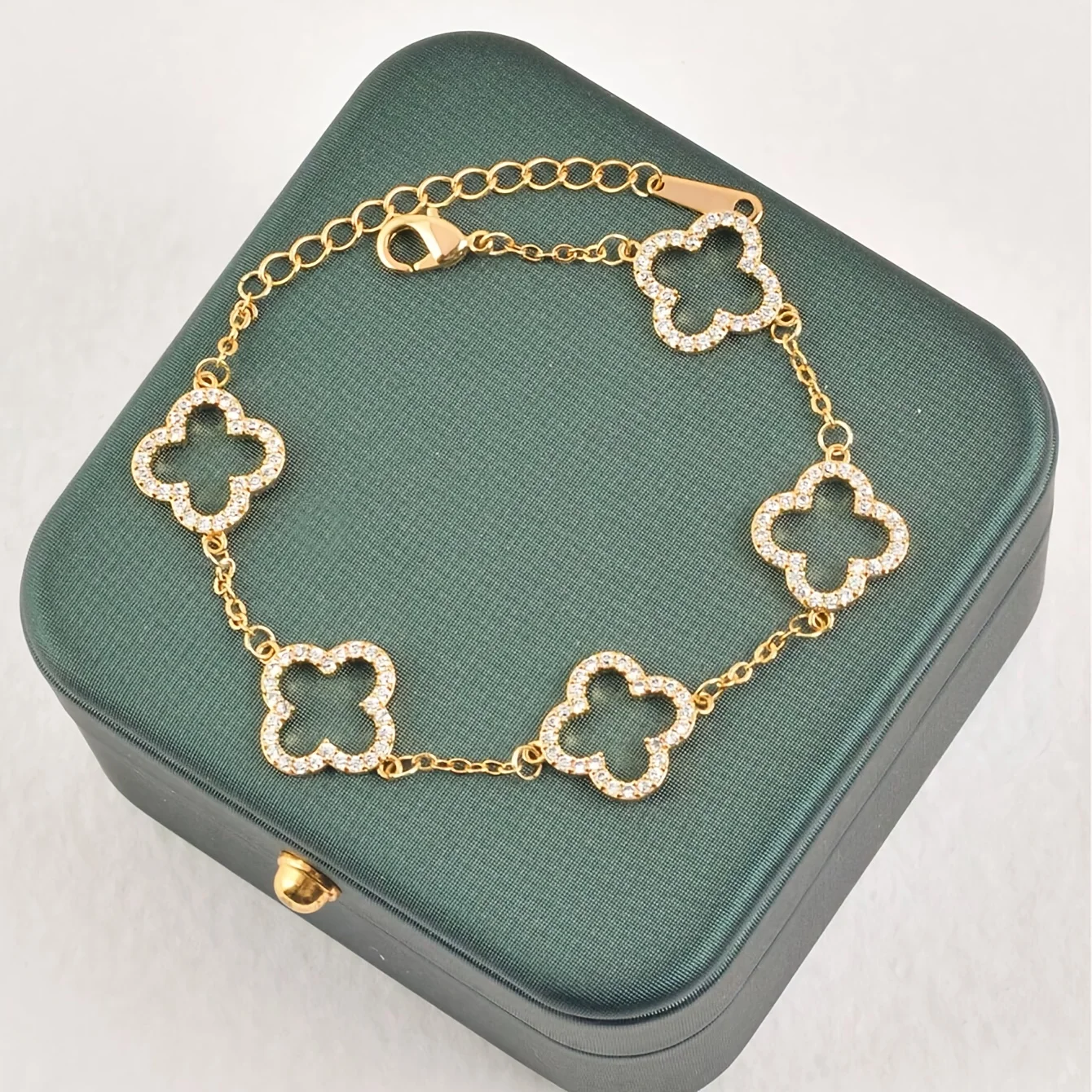 2-Pack of Four-Leaf Clover Bracelets, Simple, Lucky, Sweet, and High-End, Suitable for Daily Wear and Gift Giving