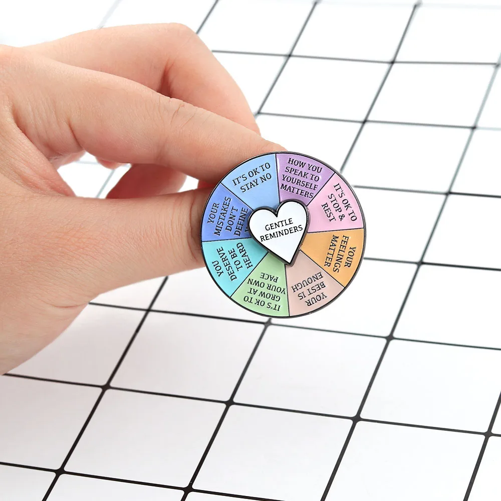 Drehbare Herz-Anstecknadel mit sanften Erinnerungen, positive Affirmation, drehbare Brosche, Anstecknadel zur Förderung der psychischen Gesundheit, Geschenk für Freunde – Detail 4