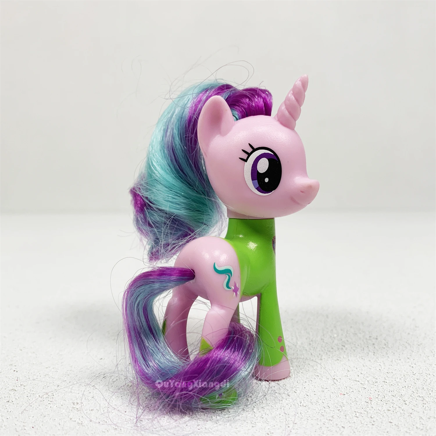 P8-147 Actionfiguren 8 cm kleines süßes Pferd Modellpuppe purpurrote Rüstung Starlight Glimmer Spielzeug für Kinder