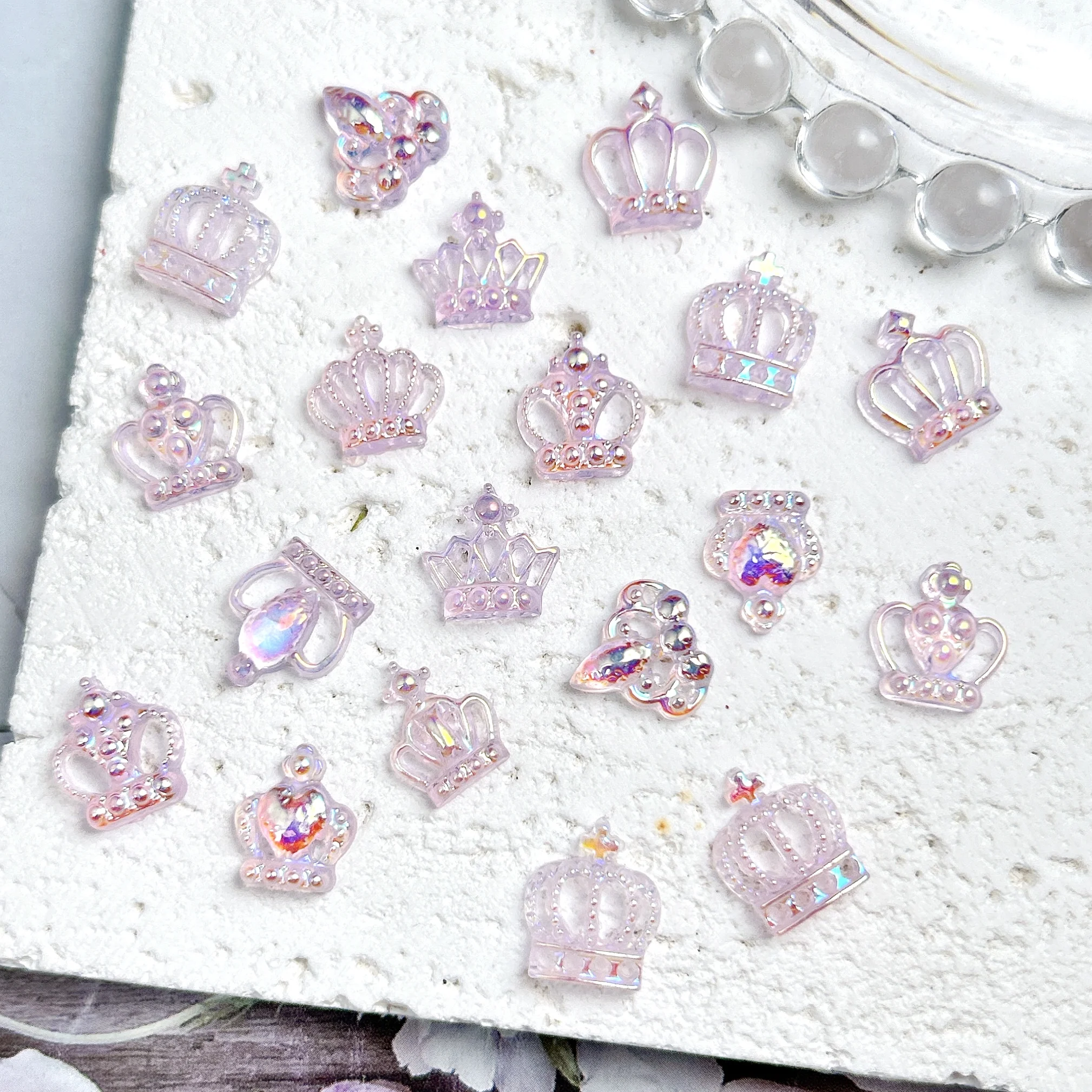 30PCS 3D Höhlte Kreative Harz Krone Nail art Dekorationen Mehrere Stile Silber Lila Krone Nagel Charms DIY Ohrringe Nägel