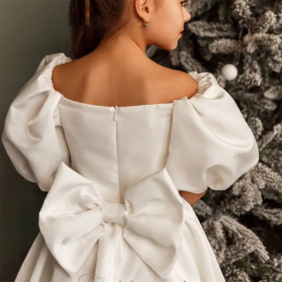 Maßgeschneiderte schlichte Satin-Blumenmädchenkleider mit Puffärmeln, A-Linie, schulterfrei, elfenbeinfarben, Schleife, Erstkommunionkleid mit Schleppe – Detail 4