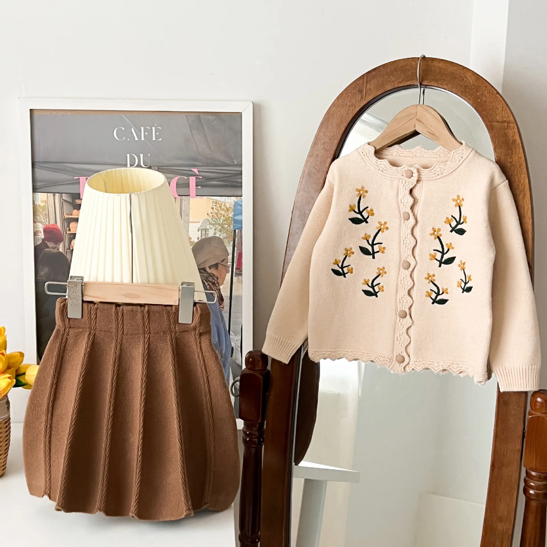 Dziecięcy zestaw swetrowy na jesień i zimę dla dziewczynek, koreańska wersja, nowy haftowany sweter z dzianiny + plisowana spódnica, dwuczęściowy zestaw.