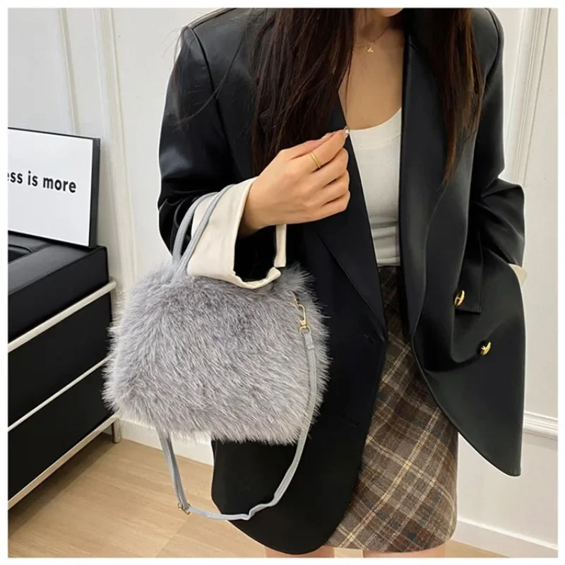 

Faux Fur Tote Bag Women's Bucket Plush Luxury Design Ladies Handbags Soft Winter Crossbody Shoulder Bags Bolsa Feminina