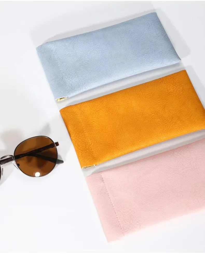 Housse de protection cuir pour lunettes - close-up view