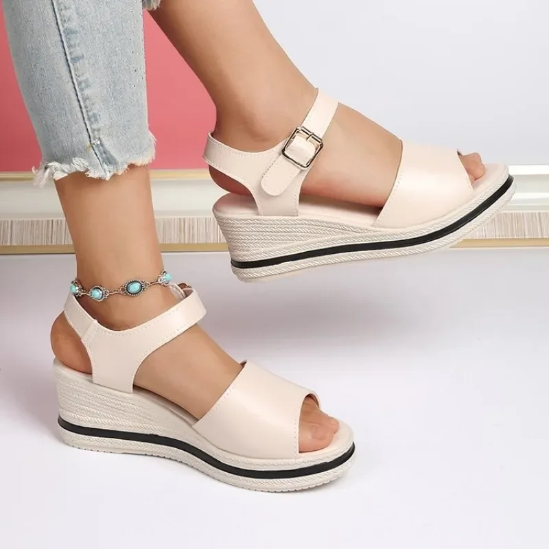 Damen-Keilabsatz-Sandalen, offene Zehenpartie mit Schnallenriemen, Plateau-Schuhe mit Erhöhung, geeignet für den Alltag und den Urlaub.