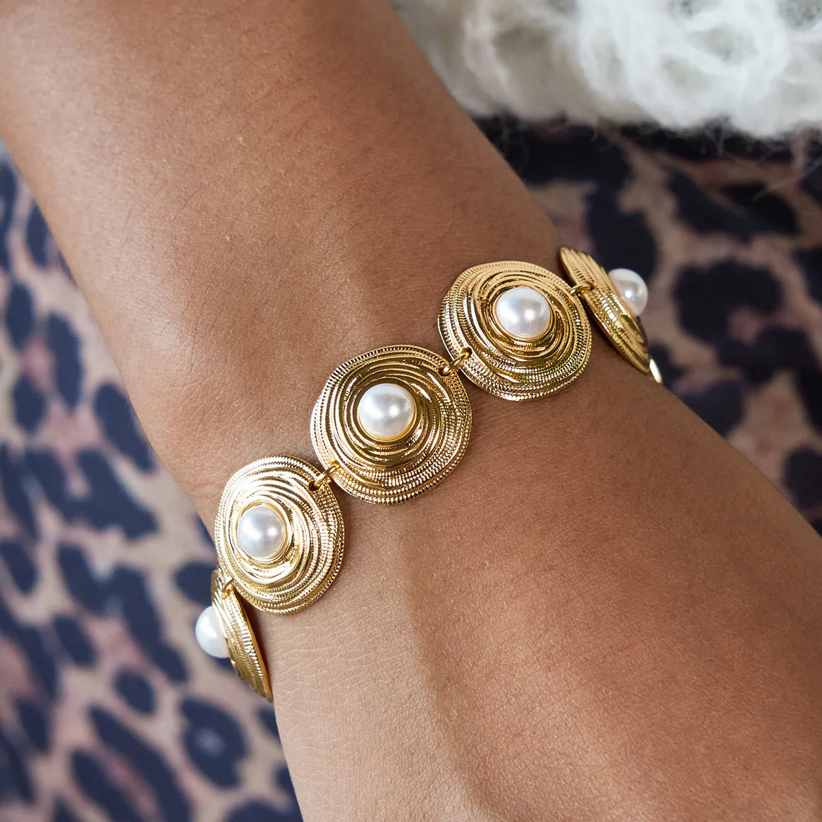 

YHTOT Elegant Classic Minimalist 18K Gold Color Plated Inlay High Brightness Pearl Circular Bracelets Stainless Steel Jewelry