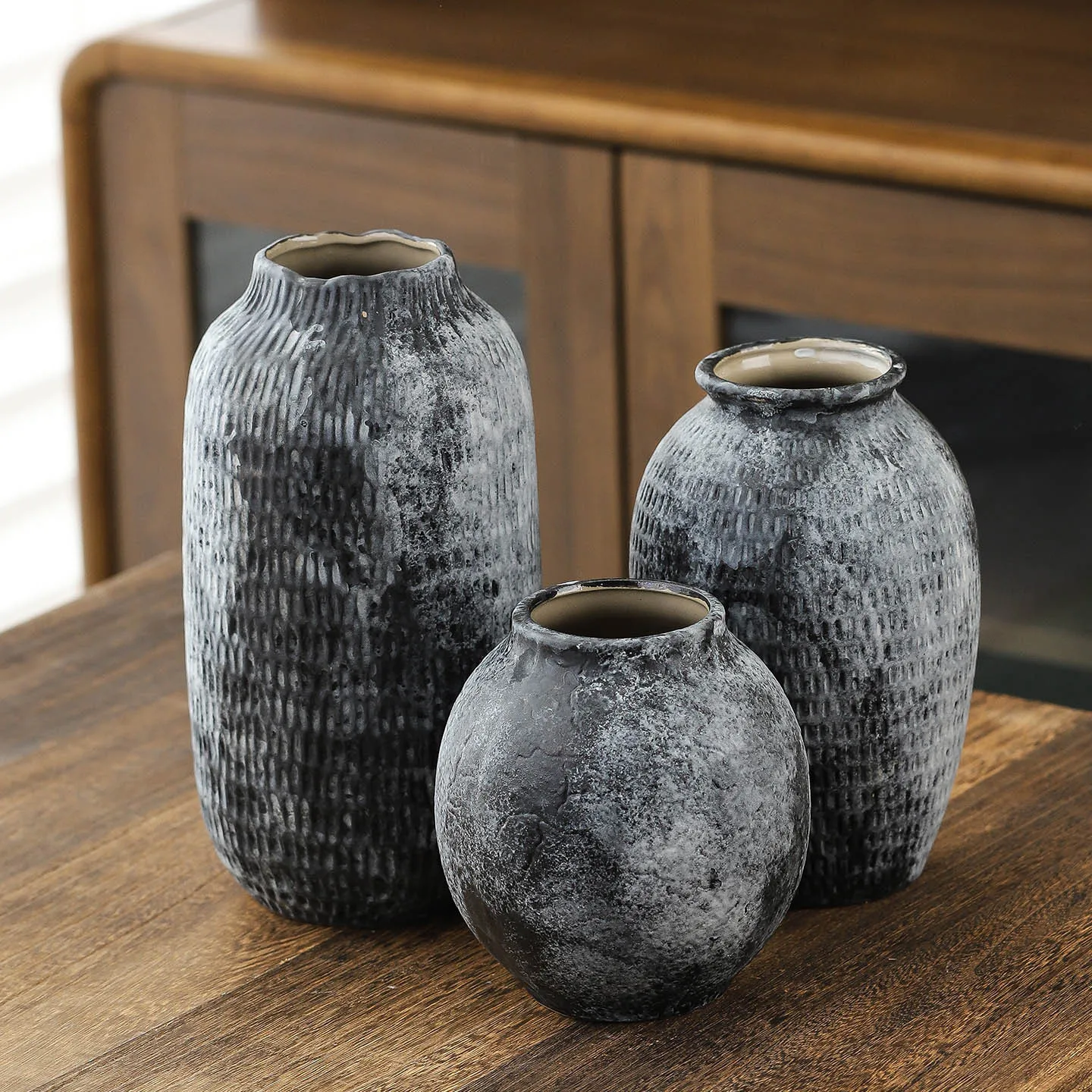 Black silent wind retro coarse pottery new Chinese ceramic vase kiln change homestay home decoration simple flower arrangement