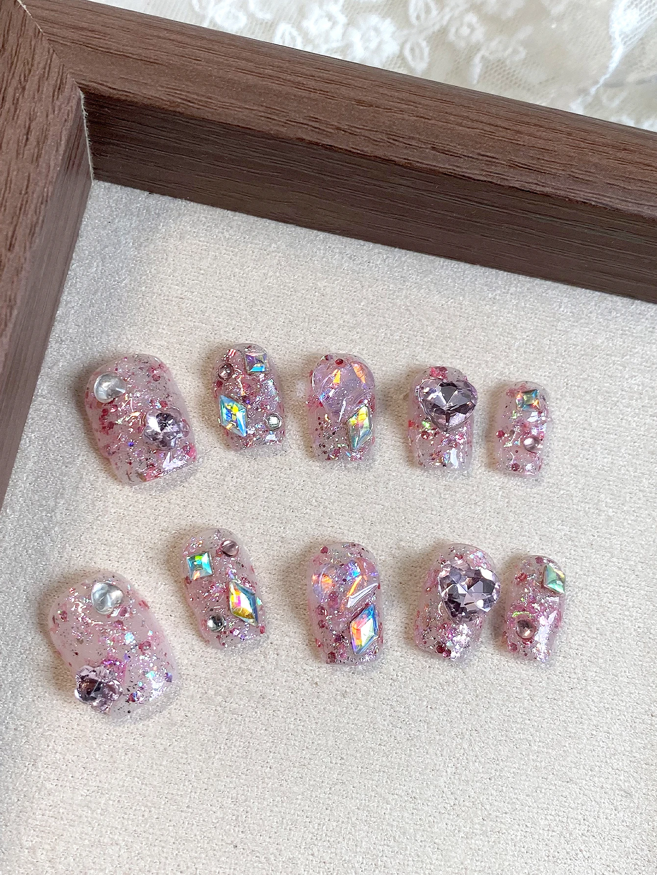 Ensemble de 10 faux ongles carrés courts en forme de cœur rose nude scintillants, faux ongles brillants à presser, réutilisables, ongles adhésifs mignons, produits pour ongles pour femmes