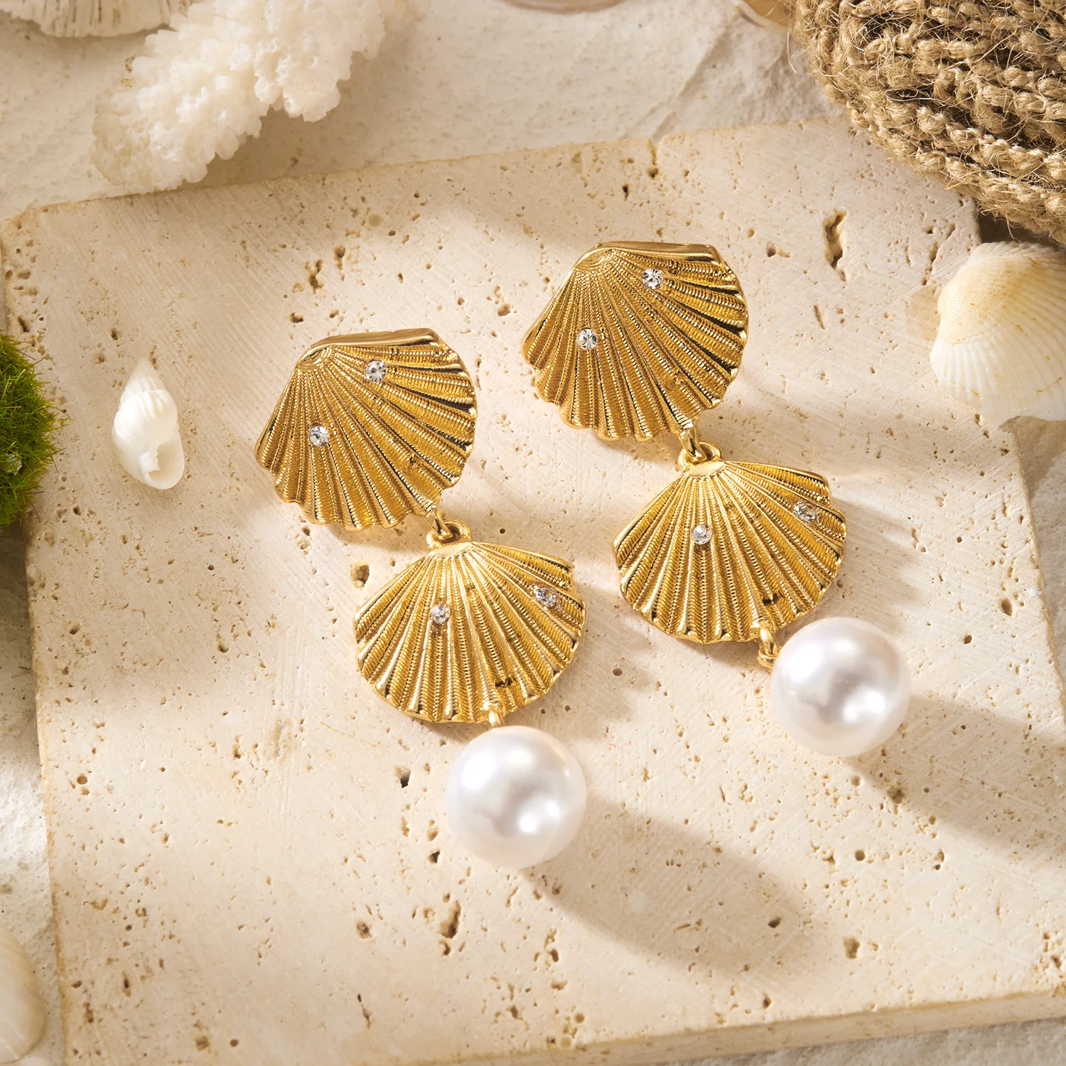 

Classic Shell Simulated Pearl Stud Earrings for Women Creative Metal Geometry Scallop Pendant Earrings Trendy Daily Jewelry