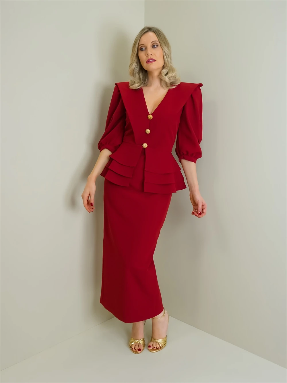 

Мягкое бордовое вечернее платье из джерси по индивидуальному заказу. Изысканное платье с v-образным вырезом и половиной рукавов. Простое платье для выпускного вечера.