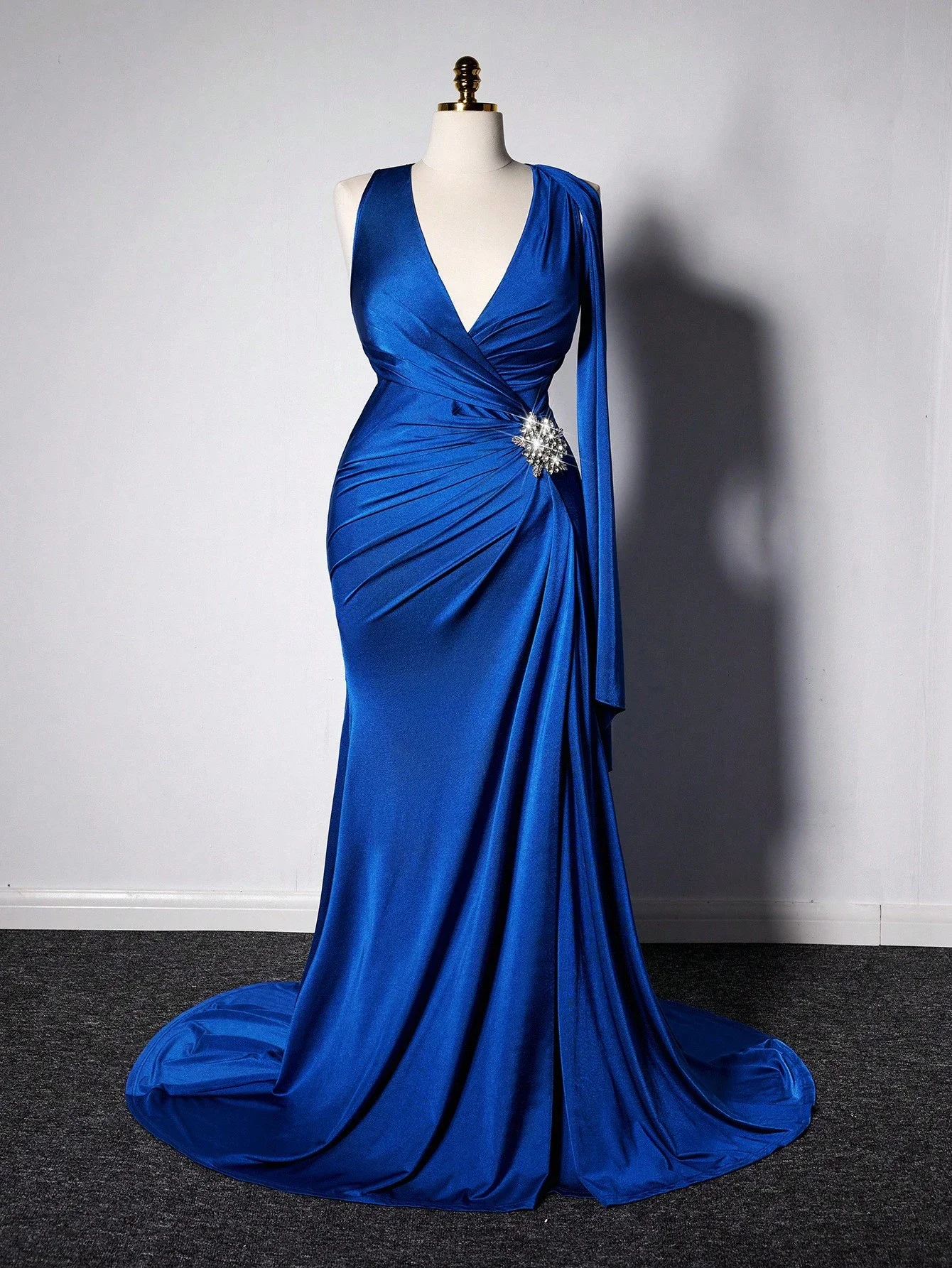 

Элегантное вечернее платье в пол с V-образным вырезом и плиссировкой для женщин