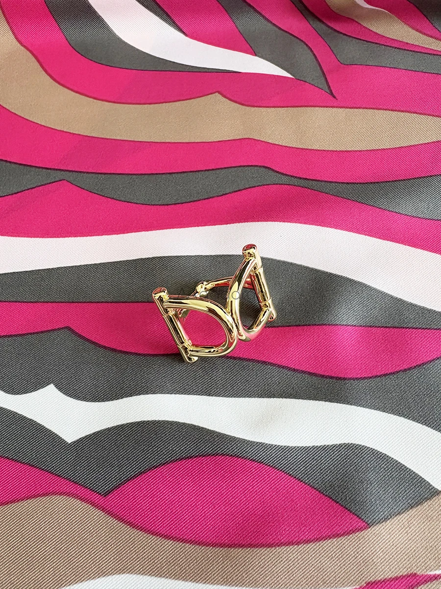Luxury Designer Scarf Buckle Square Shawls Ring Scarfs Button Brooch Elegant Style Accessories