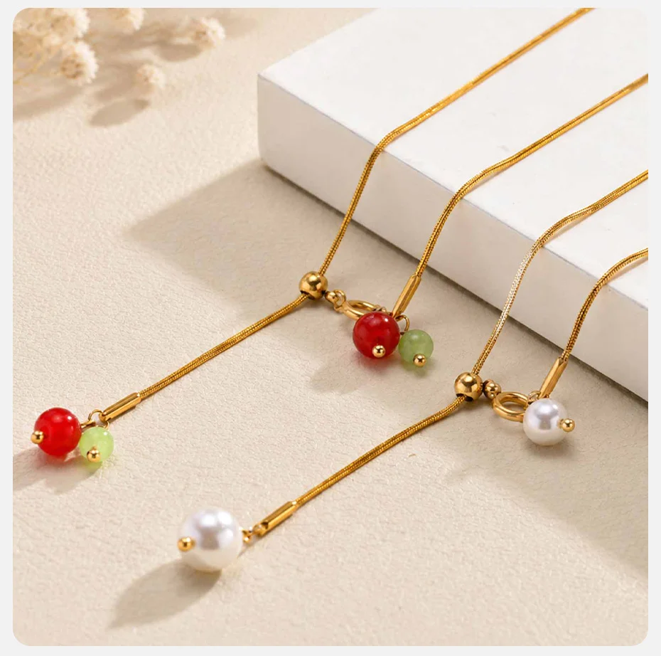 Vnox Exquisites Edelstahl-Kirschanhänger-Fußkettchen für Damen, vergoldet, Y-Form, Imitationsperlen-Schlangenkette, Fußschmuck für den Strand. – Detail 6