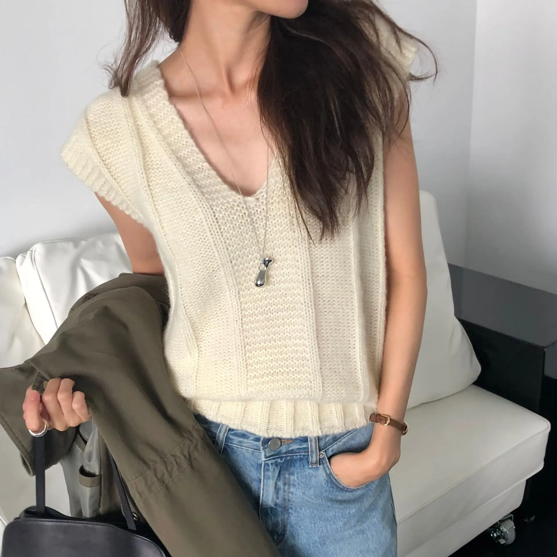 2026 New V-Neck Loose Versatile Slimming Women's Vest Top Layering Fashionable Outerwear Casual Comfortable Fit