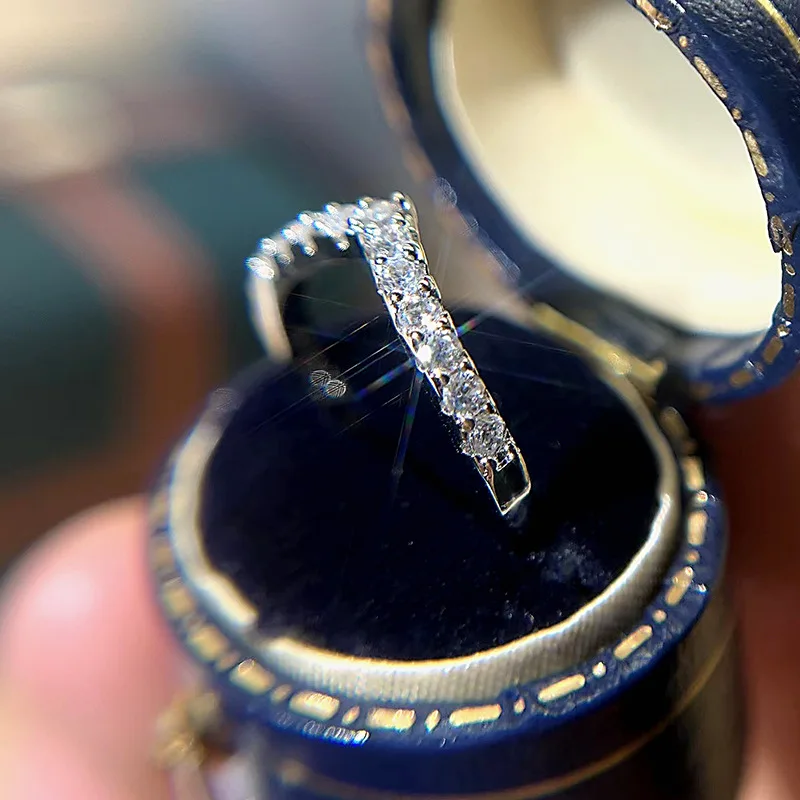 Huitan Modische Weibliche Fingerringe V-förmige Silber Farbe Kubikzircon Ringe Täglichen Verschleiß Statement Schmuck für Frauen Großhandel