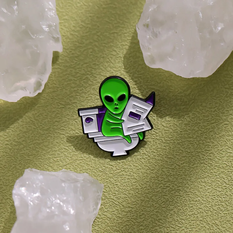 Funny and creative ET series alloy brooch fun sitting on the toilet and reading the newspaper alien shaped metal badge