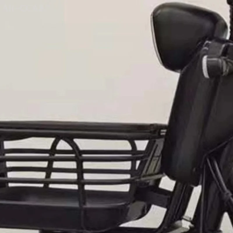 

Съемная передняя корзина для велосипеда большой емкости из черного материала ПК; Разработана для электронных велосипедов; Антиэкструзионные функции с крышкой