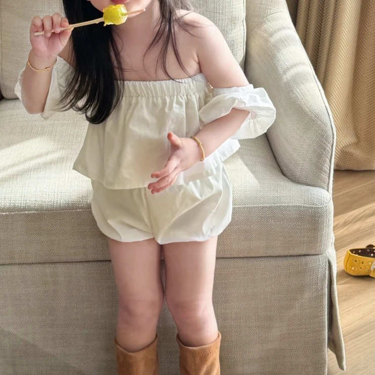 Conjunto Infantil Feminino 2026 Primavera e Verão: Novo Conjunto Coreano de Roupa Infantil para Meninas, Casaco de Ombro Único e Shorts (Duas Peças)