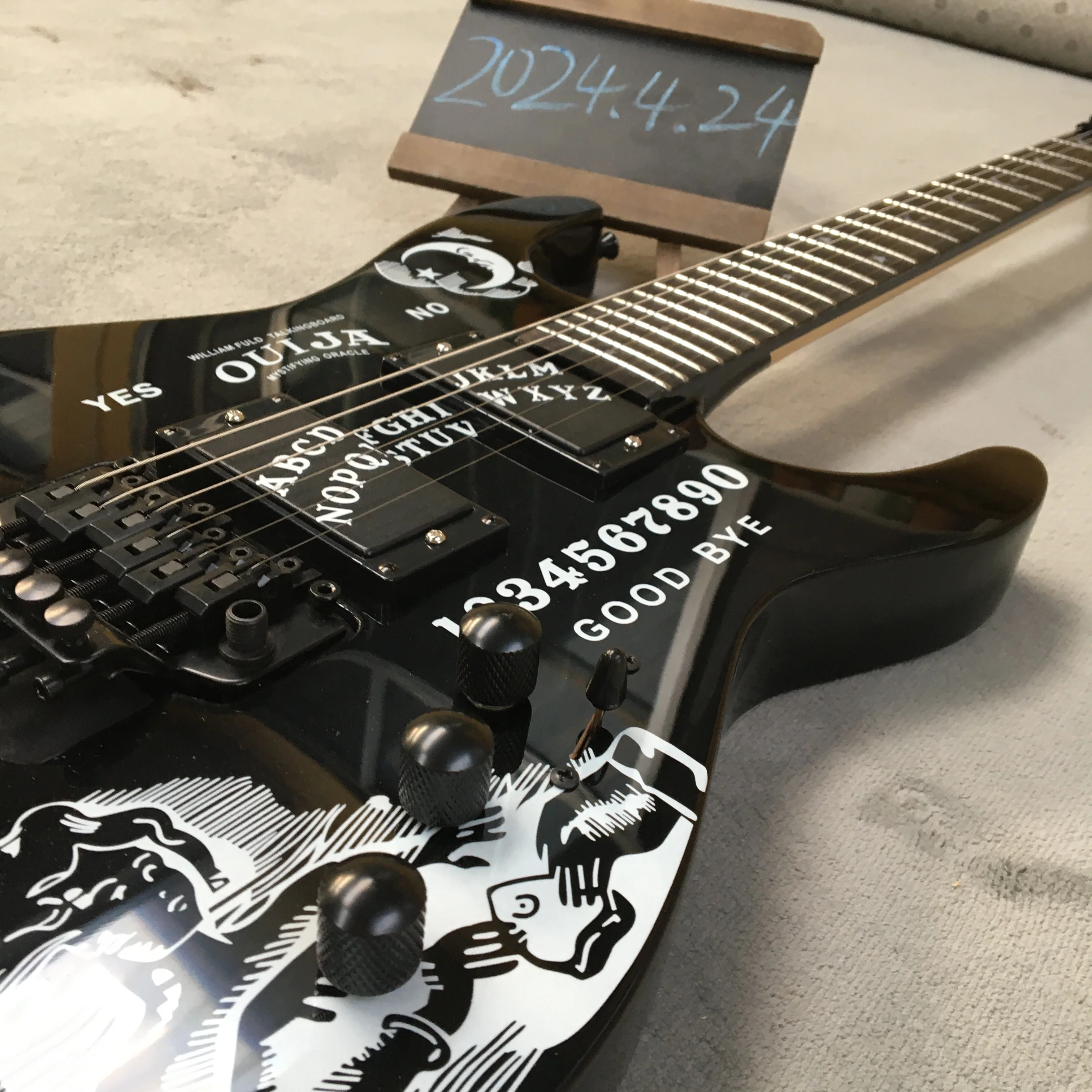 Горячая Распродажа хорошее качество под заказ электрическая гитара Kirk Hammett Подпись обратная головка, Floyd Rose Tremolo, фиксирующие гайки гитары